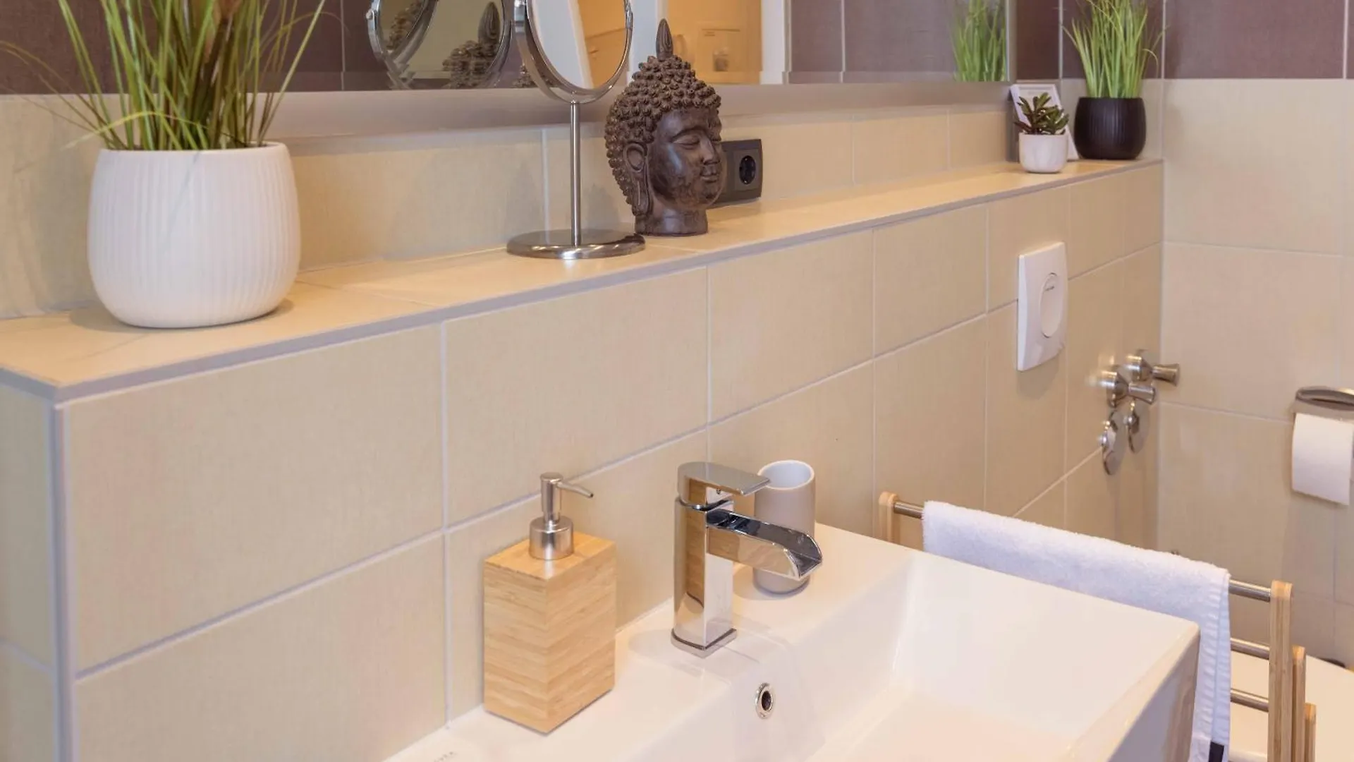 Apartment Schillerapartment Hof, Kueche, 24H Digital-Checkin, Parkplatz, Wlan250Mbit Hof